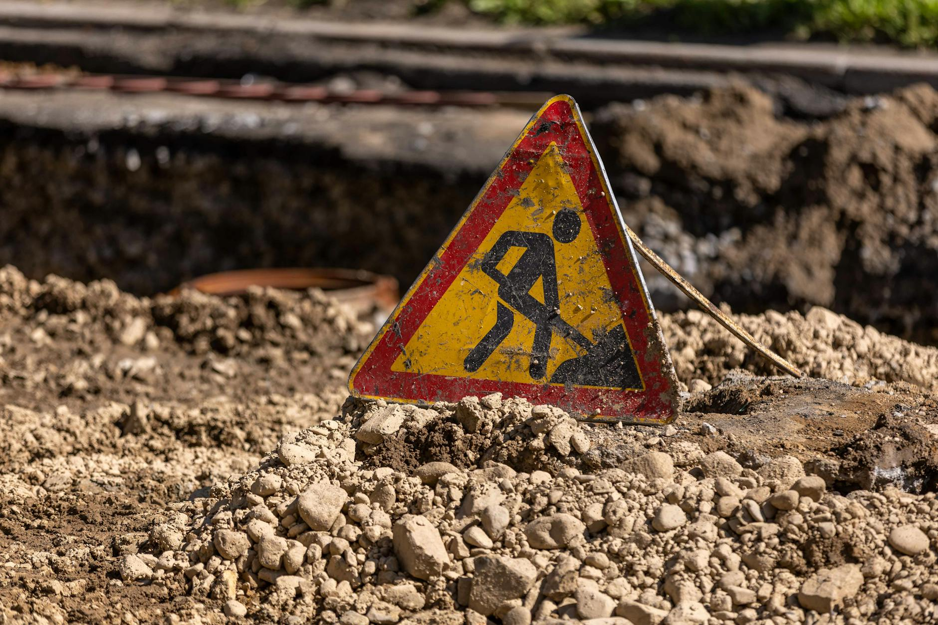 Moderne Schweizer Einbauküche mit ergonomischer Arbeitshöhe, klaren Zonen und hochwertigen Materialien in hellem Design.