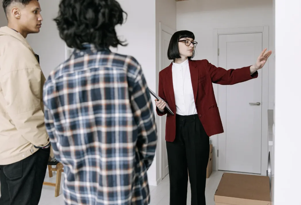 Ein professioneller Immobilienmakler zeigt ein Haus in der Schweiz, um Festpreis-Dienstleistungen für transparente Verkaufskosten zu veranschaulichen.