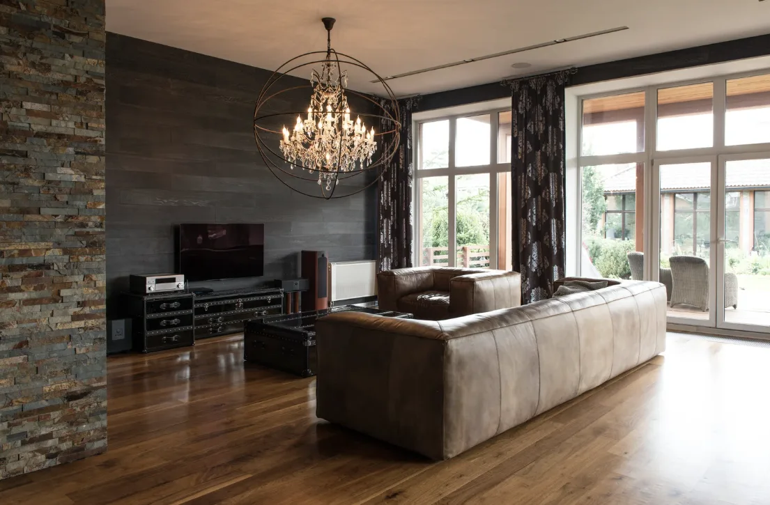 Ein moderner Schweizer Wohnraum mit Holzmöbeln, Natursteinakzenten und alpiner Eleganz, der authentische Einrichtungstrends zeigt.