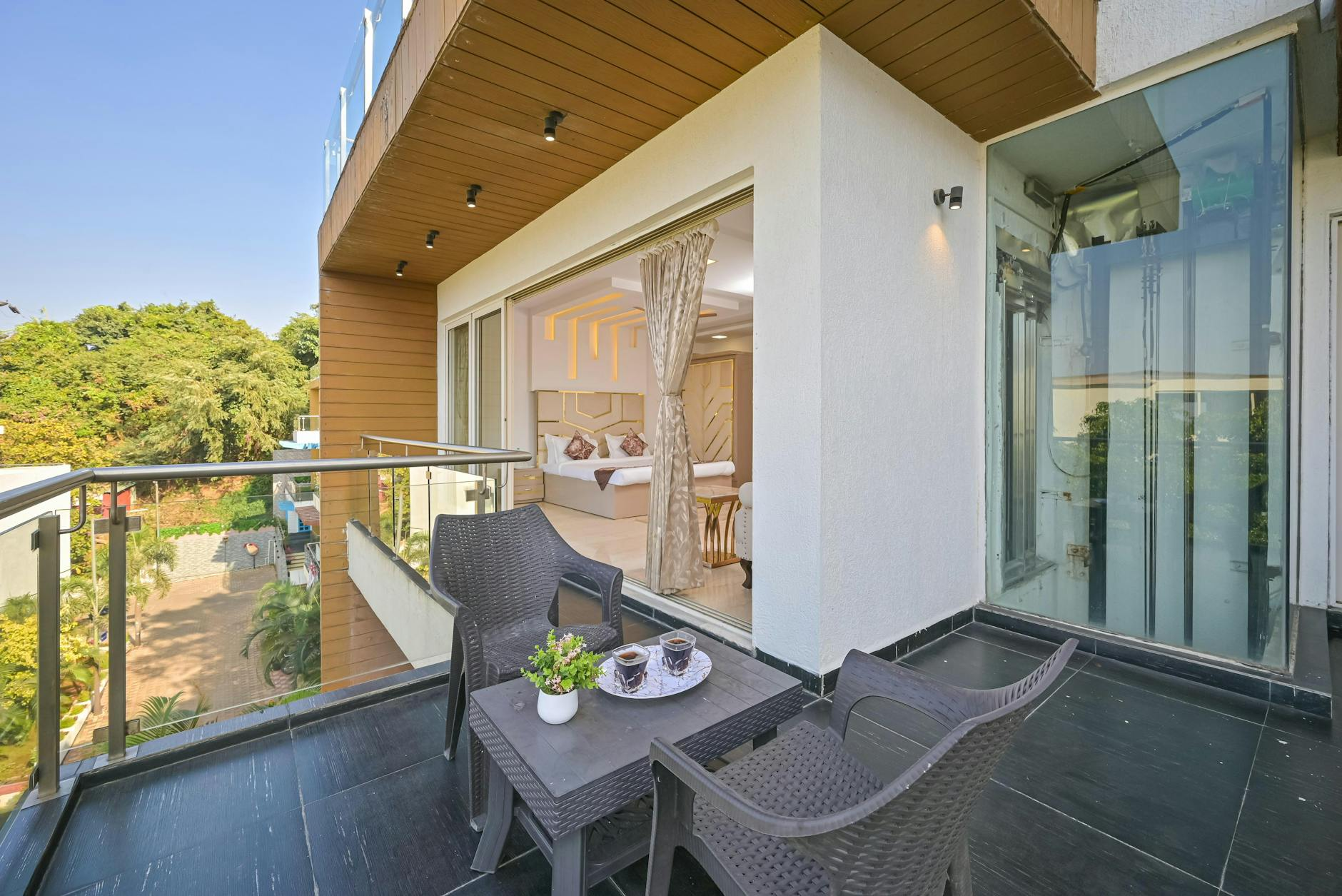 Eine gepflegte Gartenwohnung in der Schweiz mit blühenden Pflanzen auf einem kleinen Balkon, daneben liegen Mietvertragsunterlagen und Gartengeräte – symbolisch für die Rechte und Pflichten beim Mieten.