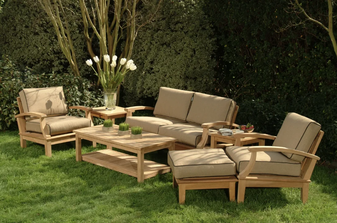 Hochwertige Schweizer Gartenmöbel aus massivem Holz auf einer sonnigen Terrasse mit Alpenblick, die Langlebigkeit und nachhaltige Materialien symbolisieren.