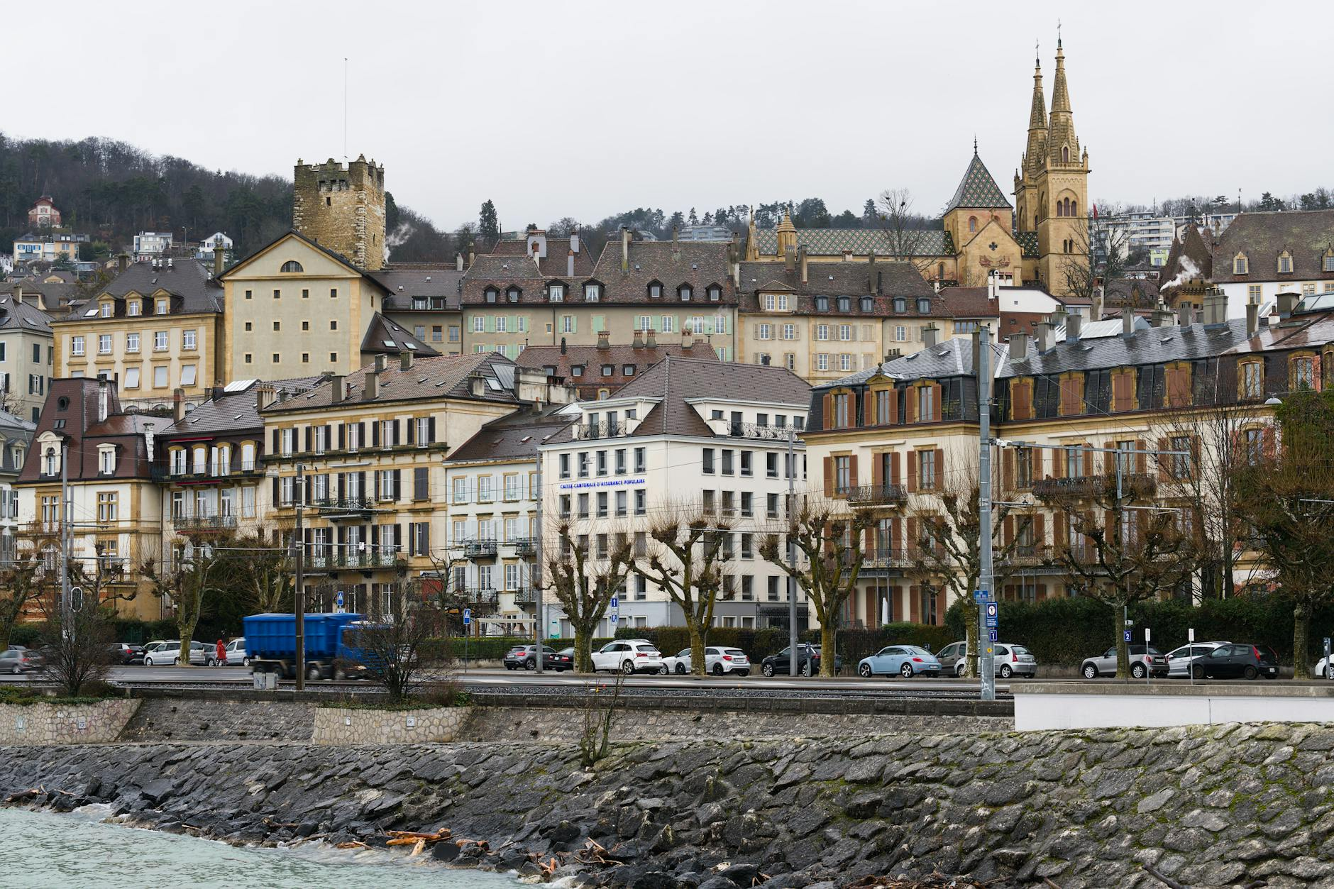 Eine Hand hält einen Mietvertrag neben einem Schweizer Franken-Geldschein und einem Schlüsselbund vor einem neutralen Hintergrund, symbolisiert die Kaution im Schweizer Mietrecht.