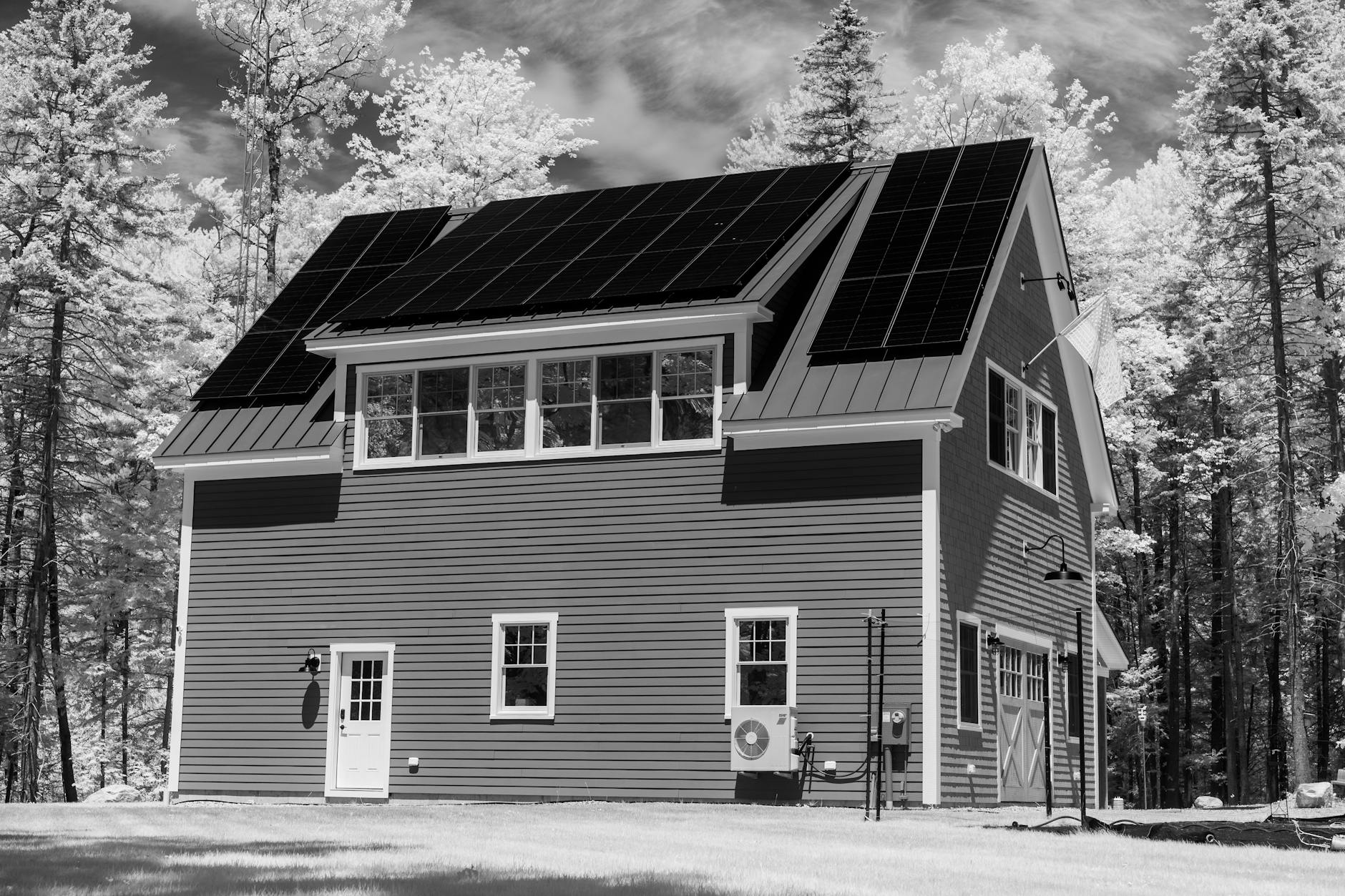 Vergleich von städtischen und ländlichen Immobilien in der Schweiz mit einer Grafik, die regionale Preisunterschiede zeigt.