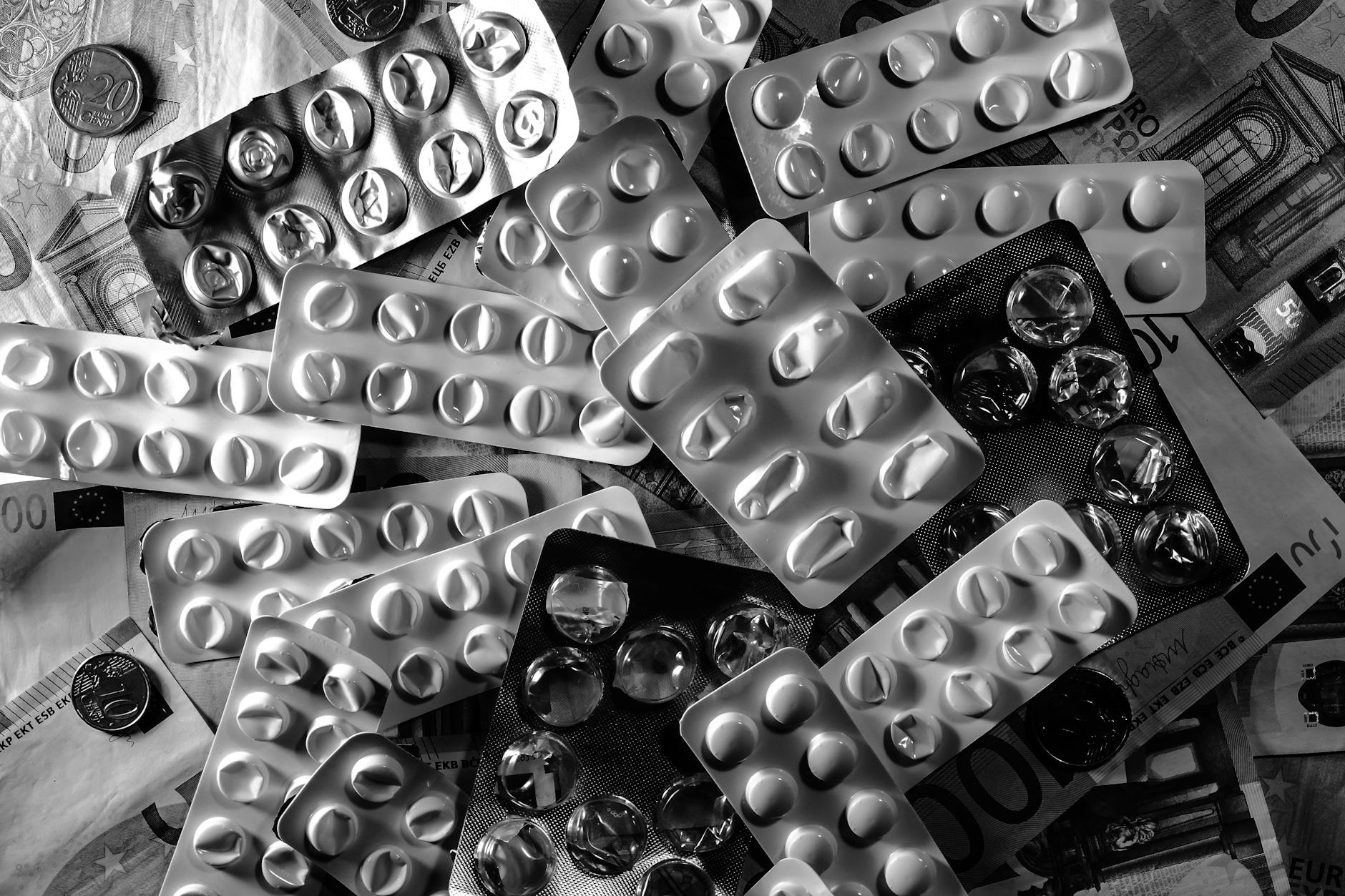 Eine gepflegte Gartenwohnung in der Schweiz mit blühenden Pflanzen auf einem kleinen Balkon, daneben liegen Mietvertragsunterlagen und Gartengeräte – symbolisch für die Rechte und Pflichten beim Mieten.