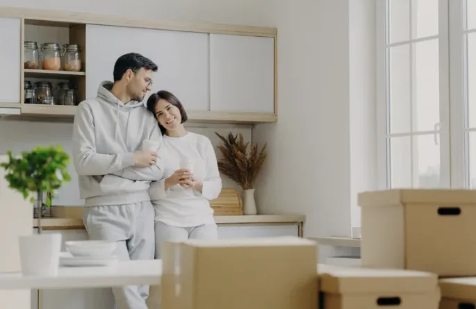 Eine Mieterin in einer Schweizer Wohnung prüft konzentriert ihre Nebenkostenabrechnung, umgeben von Unterlagen und einem Taschenrechner.