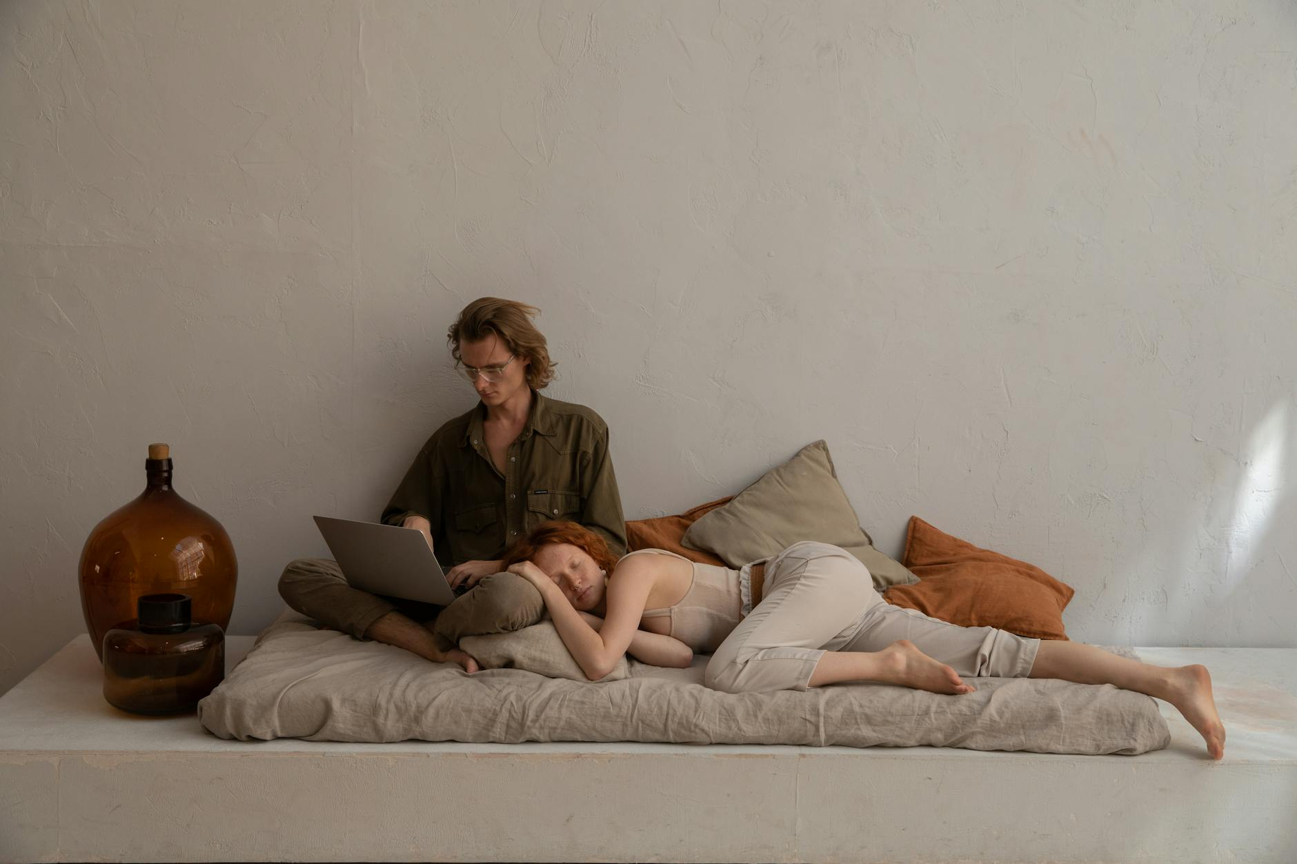 Eine moderne Matratze in einem hellen, gemütlichen Schlafzimmer mit natürlichem Licht, die Komfort und erholsamen Schlaf symbolisiert.