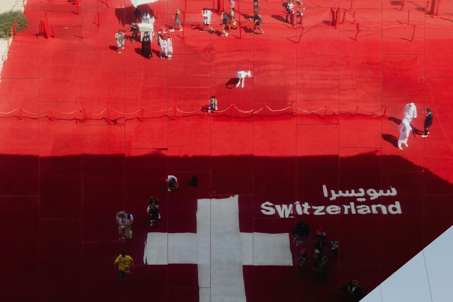 Ein hochwertiger handgewebter Schweizer Wollteppich mit traditionellem Muster in einem eleganten Wohnzimmer mit Holzboden und natürlichem Licht.