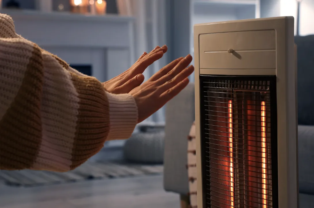 Eine Schweizer Mietwohnung mit praktischen Energiesparmassnahmen: Thermostat an der Wand, geöffnetes Fenster zum Lüften und LED-Lampe auf einem Tisch.
