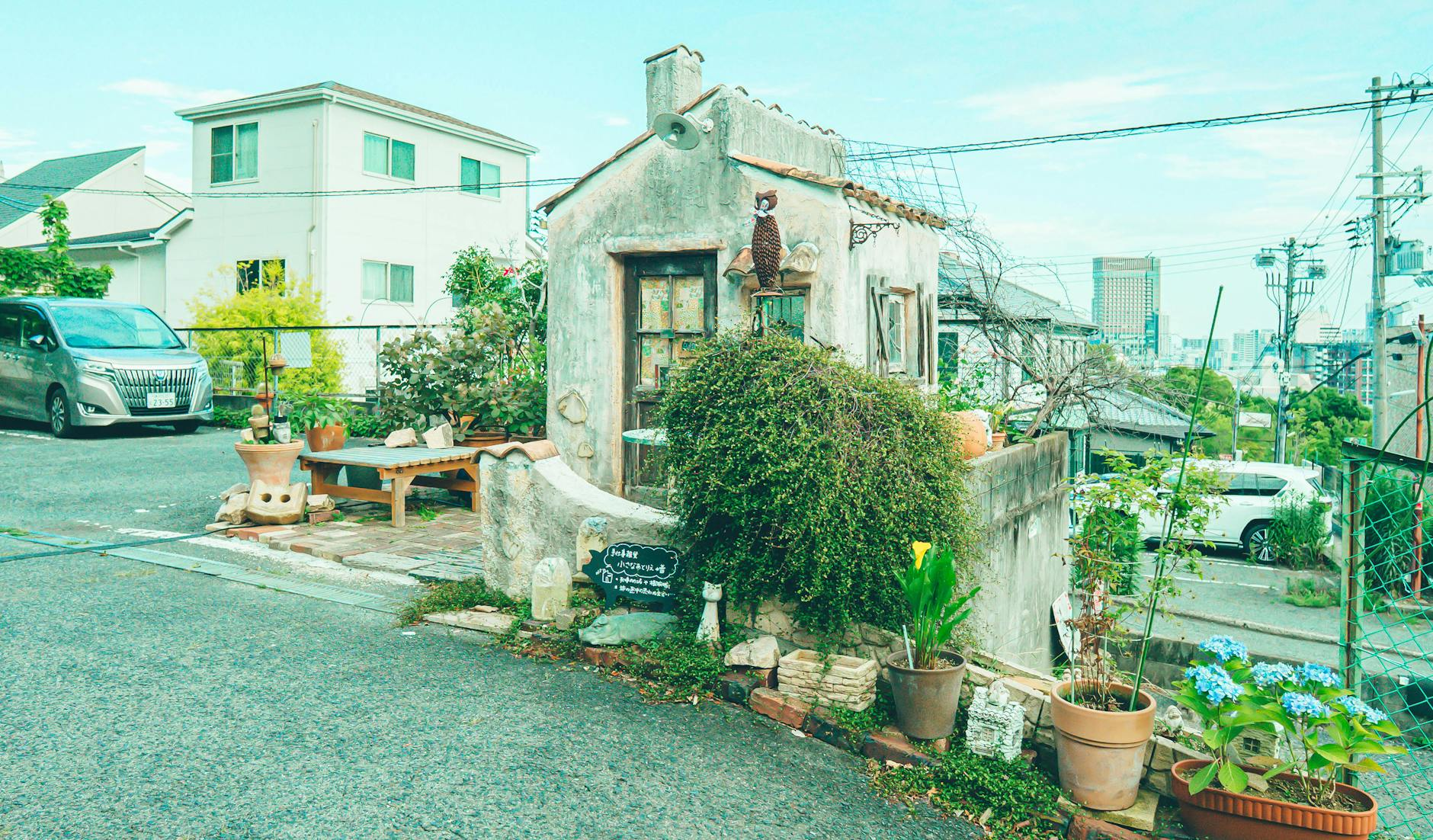 Eine fröhliche Gärtnerin pflanzt Blumen in ihrem persönlich gestalteten Schweizer Garten, umgeben von grünen Pflanzen und einer gemütlichen Sitzgelegenheit.