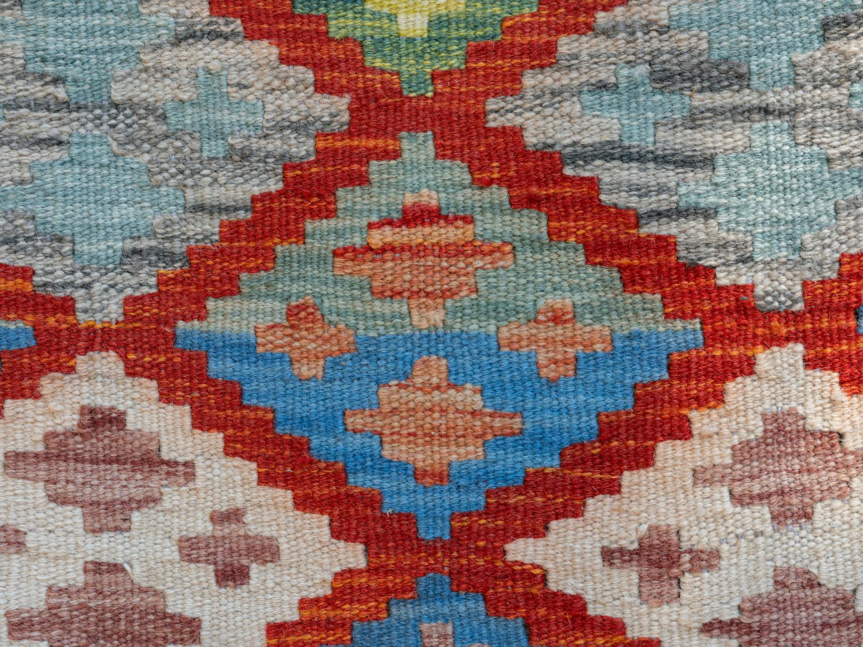 Ein hochwertiger handgewebter Schweizer Wollteppich mit traditionellem Muster in einem eleganten Wohnzimmer mit Holzboden und natürlichem Licht.