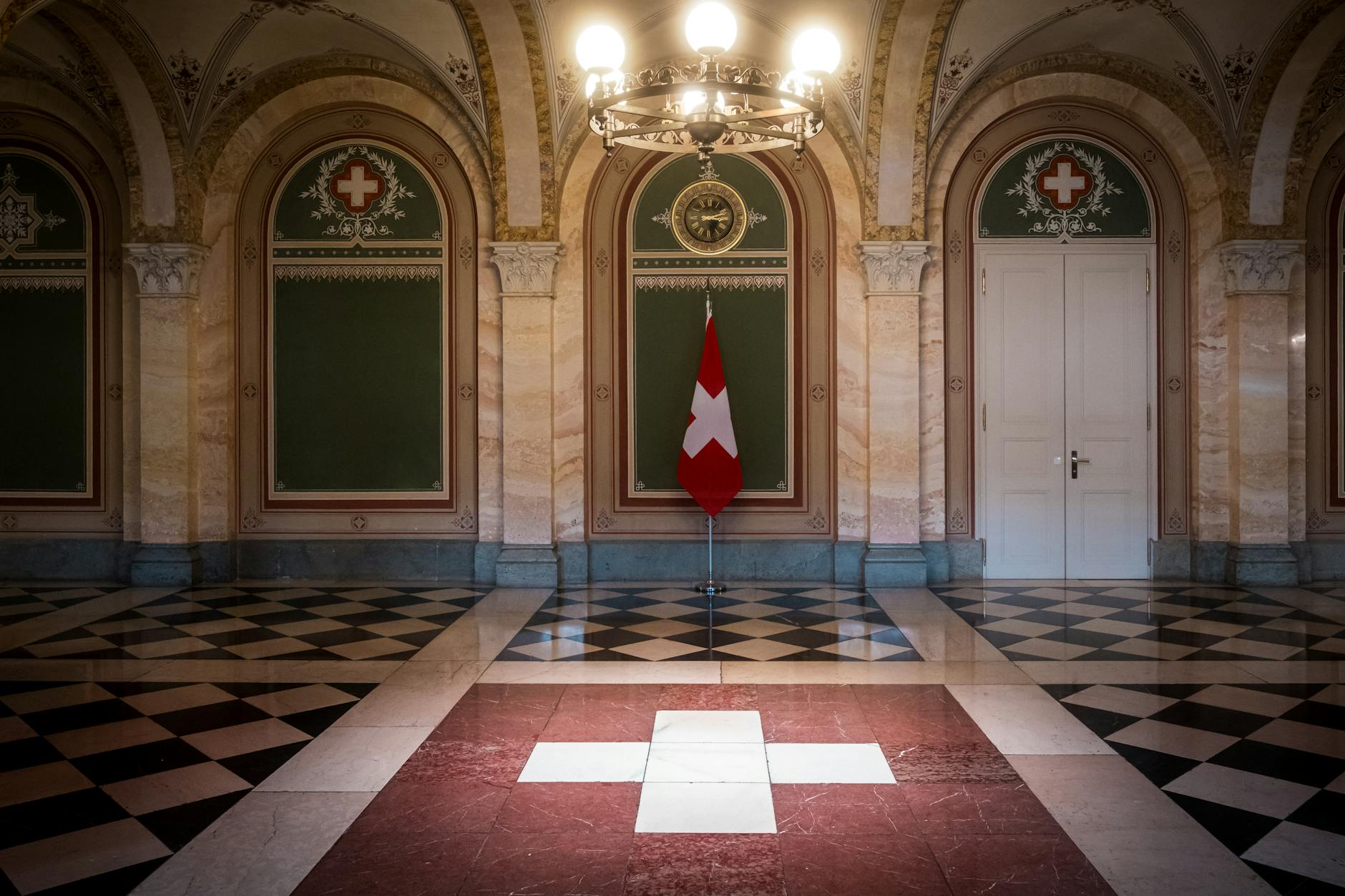 Ein Schweizer Einfamilienhaus mit Solaranlage auf dem Dach und einer Wärmepumpe im Garten, das während einer Modernisierung zur Energieeffizienz steht.