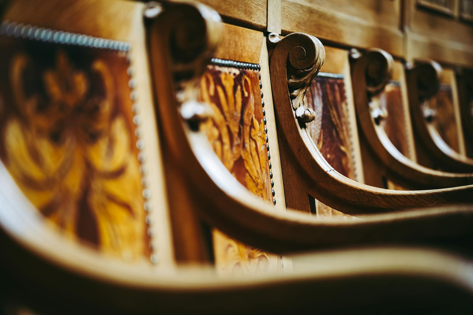 Ein moderner Schweizer Wohnraum mit traditionellen Elementen: Holzbalken an der Decke, Jura-Kalkstein-Boden und zeitgemässen Möbeln in natürlichen Materialien, die den authentischen Schweizer Einrichtungsstil zeigen.