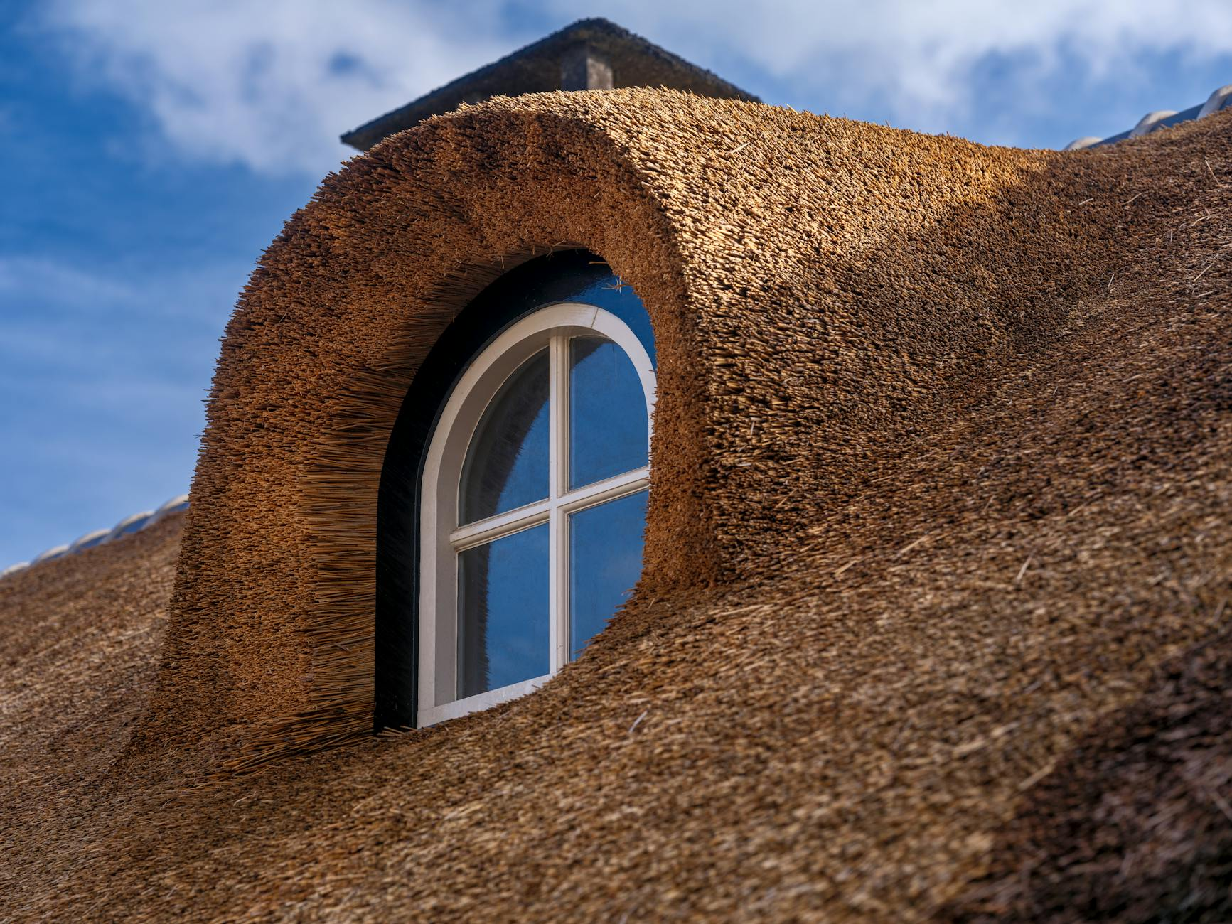 Ein Schweizer Chalet mit neu eingebauter Gaube, die Tageslicht in das ehemals dunkle Dachgeschoss bringt und zusätzlichen Wohnraum schafft.