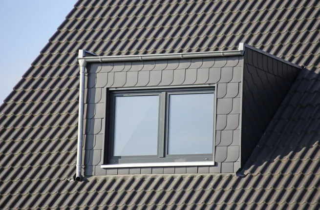 Ein Schweizer Chalet mit neu eingebauter Gaube, die Tageslicht in das ehemals dunkle Dachgeschoss bringt und zusätzlichen Wohnraum schafft.