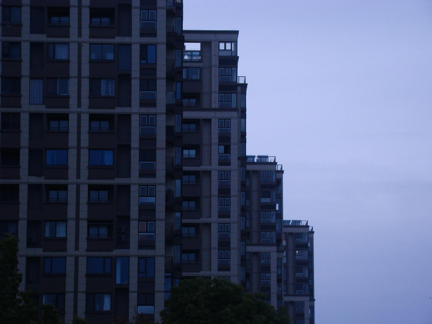 Ein moderner Schweizer Wohnraum mit Holzmöbeln, Natursteinakzenten und alpiner Eleganz, der authentische Einrichtungstrends zeigt.