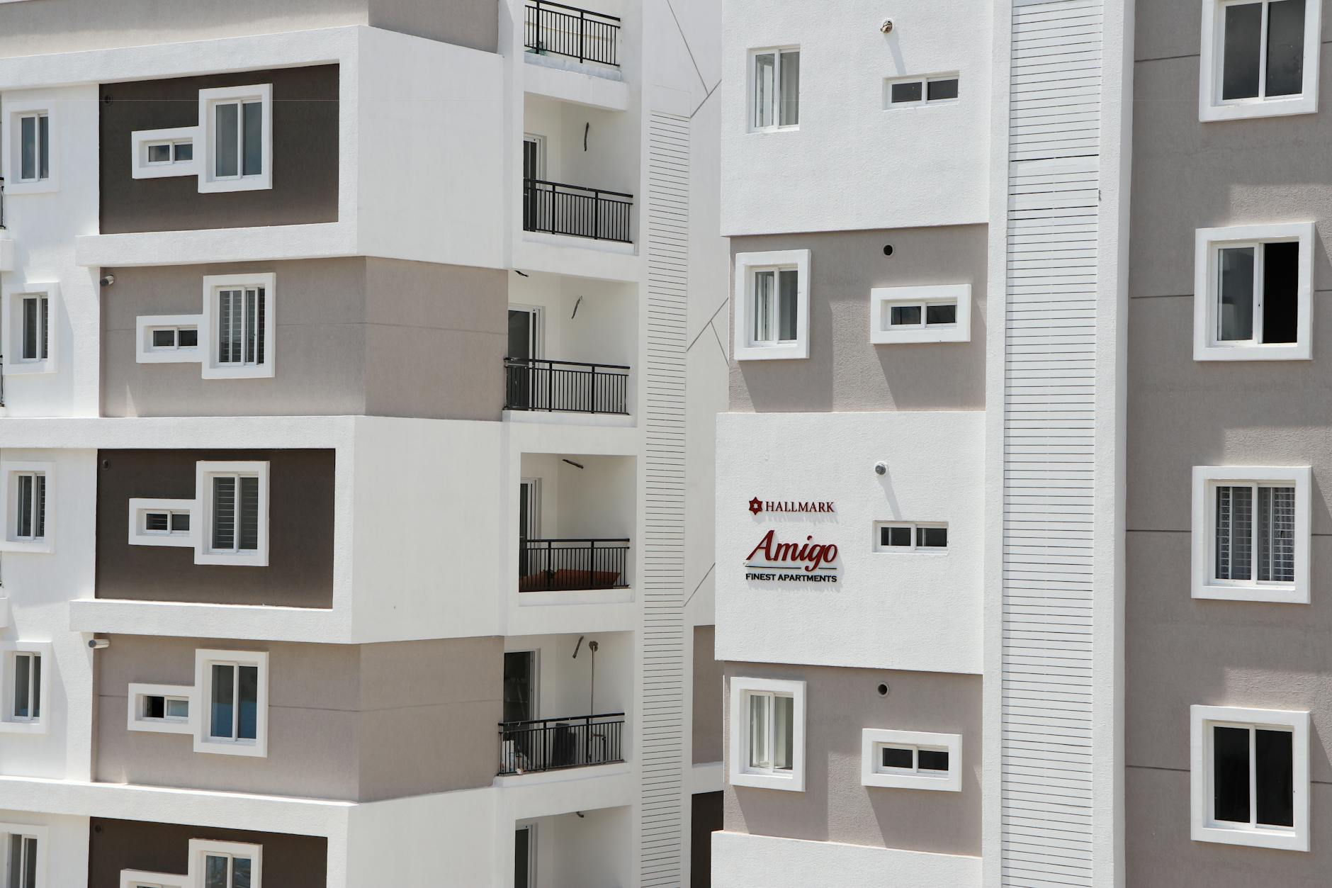 Ein Schweizer Mehrfamilienhaus mit einem Stapel rechtlicher Dokumente und Schlüsseln auf einem Holztisch, symbolisiert den Verkauf von Gemeinschaftseigentum in der Schweiz.